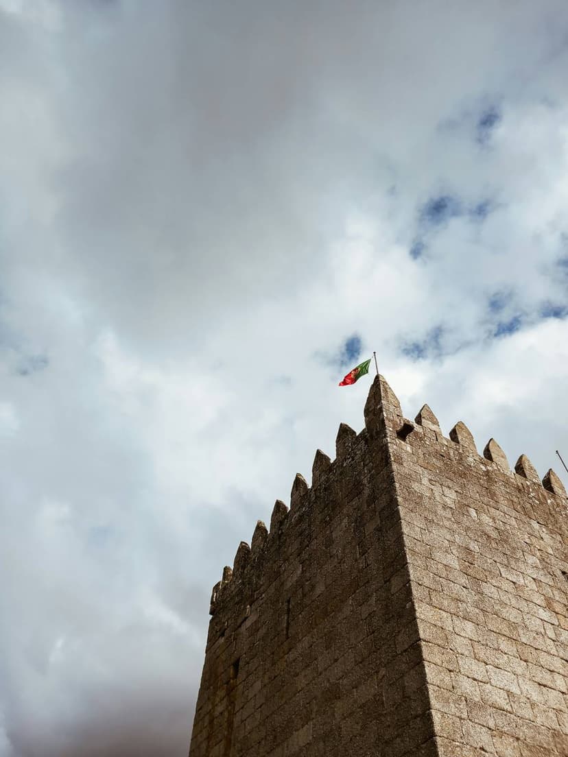 Castelo de Guimarães - marco icónico para estudantes de mobilidade Erasmus+ em Portugal