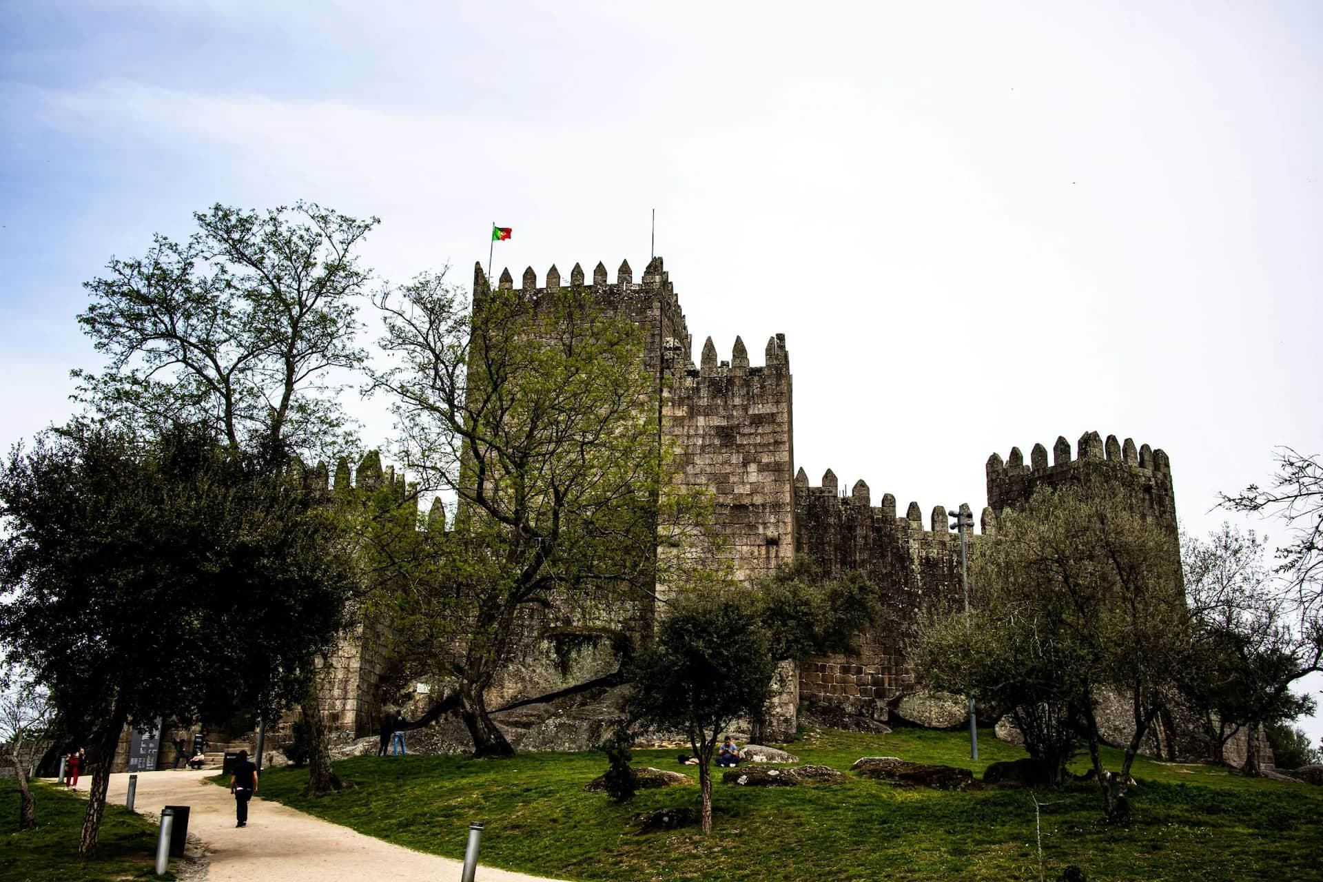 Estudantes de mobilidade Erasmus+ explorando centro histórico de Guimarães, Portugal, património UNESCO