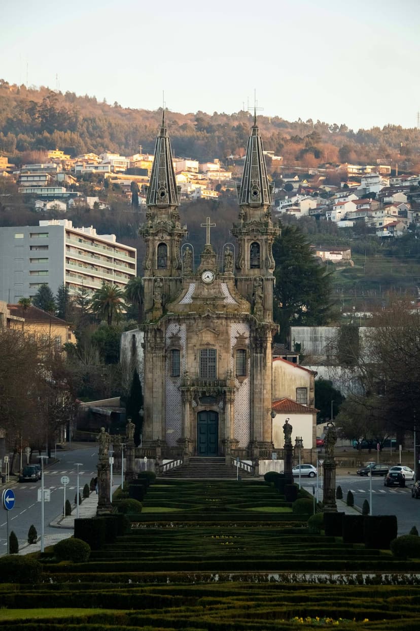 Estudantes Erasmus experienciando a cultura de café portuguesa em Guimarães, cidade UNESCO