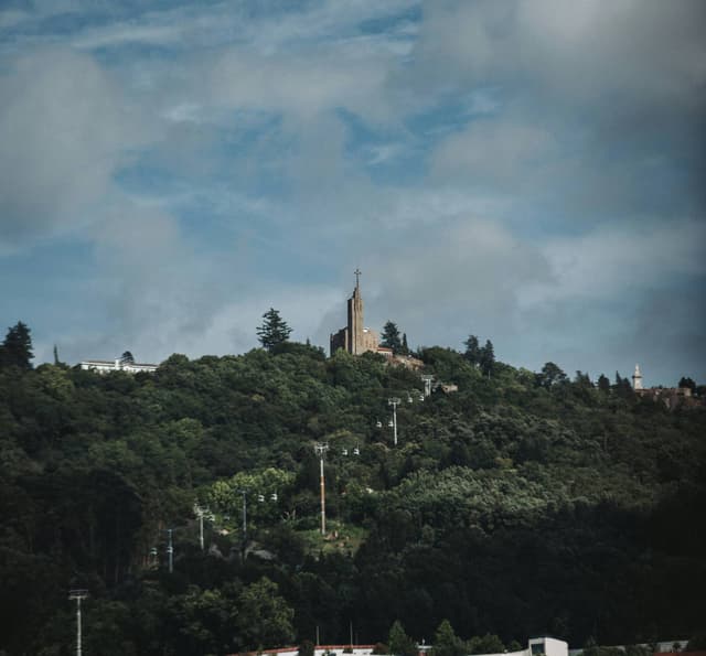 Largo da Oliveira, praça histórica em Guimarães, destino popular para estágios Erasmus